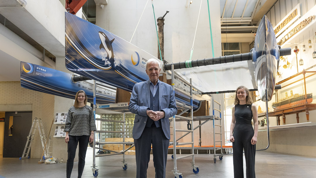 TU Delft Solar Boat Team onthult eerste vliegende waterstofboot ter wereld met Jan Terlouw