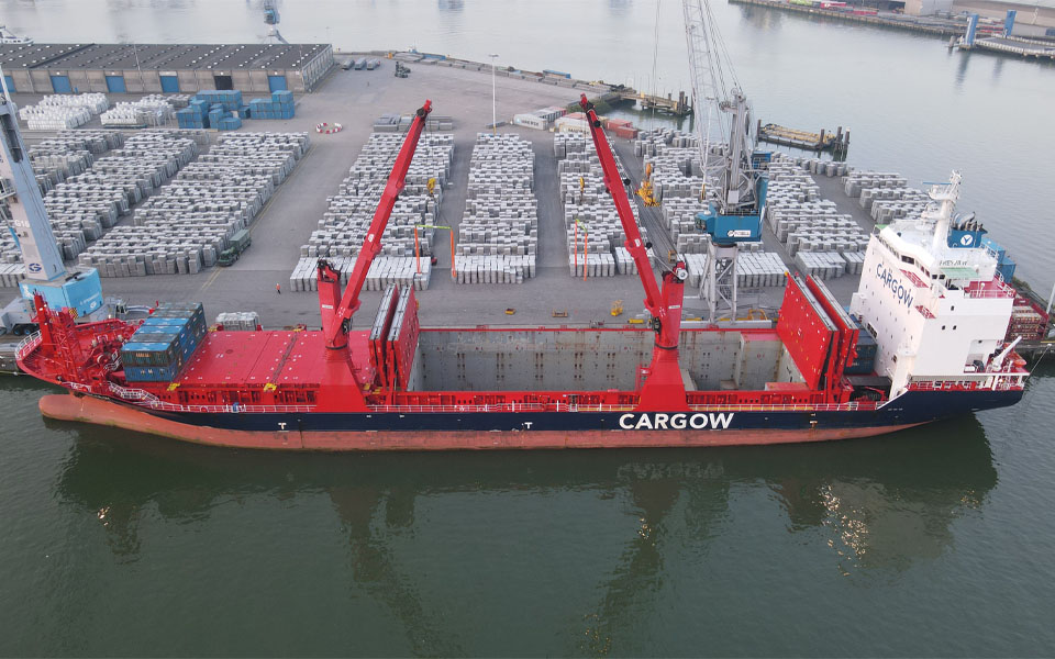 Gemeente Rotterdam en Havenbedrijf Rotterdam starten met nieuwe proef: Proef met mobiele walstroom op waterstof met schepen van Cargow bij Steinweg