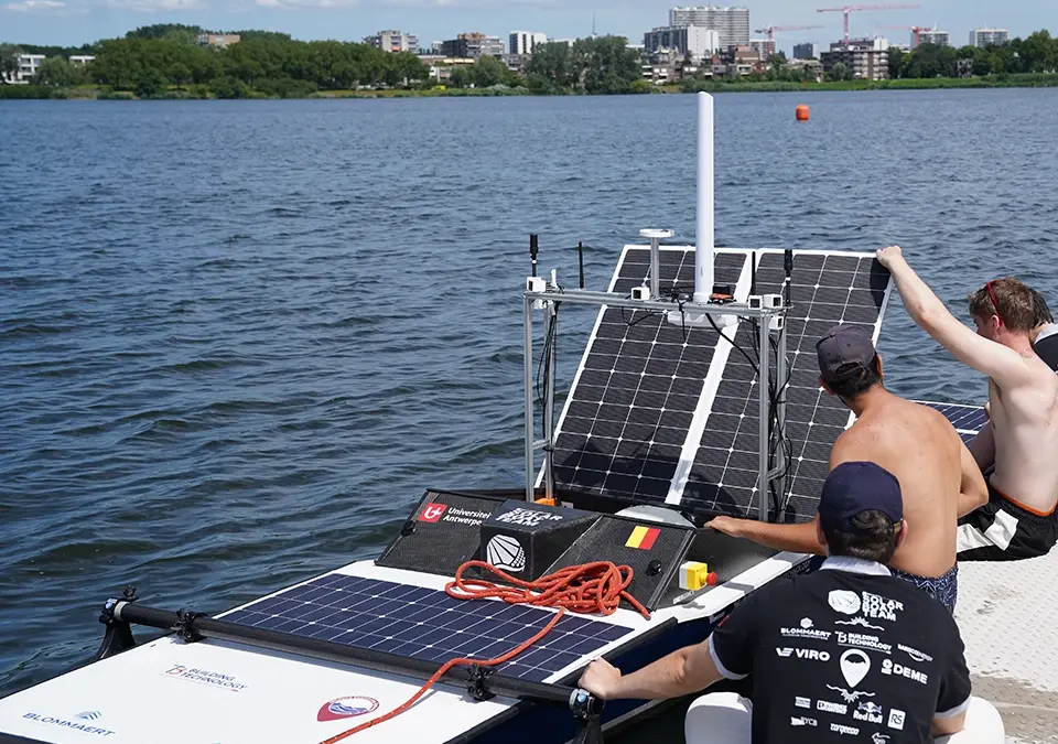 Zelfvarende zonneboot zet koers richting Monaco